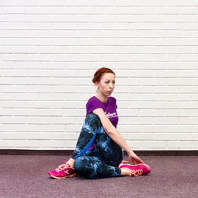 Protažení zad, zadní strany stehen, hýždí a ramen: Posadíme se, levou nohu skrčíme pod sebe, pravou (pokrčenou) dáme přes ni, celou plochou chodidla se opíráme o zem. Levý loket zapřeme o pravé koleno, pravou ruku dáme za sebe a s výdechem přetočíme celý trup směrem vpravo a podíváme se přes pravé rameno. V této pozici chvíli setrváme a poté se vrátíme do výchozí, vyměníme nohy a přetočíme se na druhou stranu.    Doporučený počet opakování: přizpůsobíme podle toho, jak je nám to příjemné.   