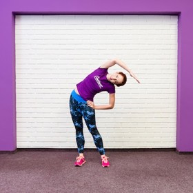 Protažení zad, svalů páteře a šikmých břišních svalů: Postavte se na šíři ramen, jednu ruku opřete v bok a za druhou rukou se postupně vytáhněte do úklonu. Setrvejte chvíli v protažení a dokončete oblouk stranou do předklonu a postupným napřimováním páteře se vraťte zpět do stoje. Proveďte na druhou stranu. 