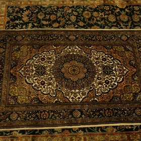 Těžké dekorativní koberce je vhodné na jaře nechat vyčistit, uklidit a mít je schované a připravené na další zimu.