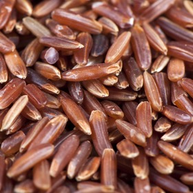 Hnědá rýže (natural), která je bohatá na velké množství klíčových detoxikační živin včetně vitaminů B, hořčíku, manganu a fosforu.
