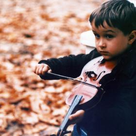 V době natáčení mu bylo pouhých pět let. Přesto dokázal svoji roli zahrát naprosto přesvědčivě. 