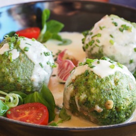 Špenátový knedlík není zrovna obvyklý, ale je velmi chutný