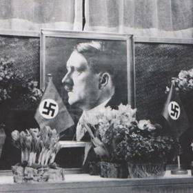 Takto vypadala po 15. 3. 1939 většina výloh německých obchodů v Praze.