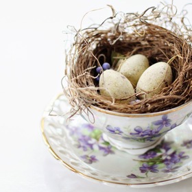 Nádhernou jarní dekoraci vytvoříte snadno, stačí jen čajový šálek, trocha slámy nebo proutí a umělá vajíčka.