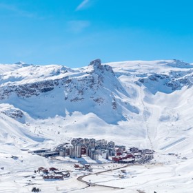 Dalším populárním lyžařským střediskem je „Espace Killy“, které je dokonce řazeno mezi pět nejlepších areálů na světě, protože nabízí možnost kvalitního lyžování po celý rok.