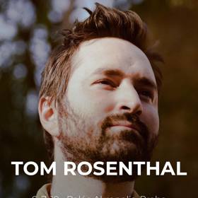 Tom Rosenthal míří do Prahy.