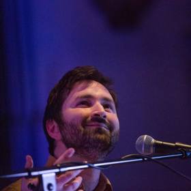 Hudebník má jedinečný styl.