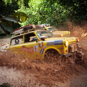 Třetinu cesty jsme jeli mimo asfalt, občas po cestách, kam se bojí vjet i s náhonem na všechna kola, a další třetinu ve výškách kolem 4000 metrů nad mořem,“ doplňuje Přibáň.