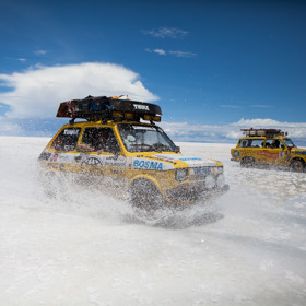 Rychlostní rekord na největší solné pláni světa nakonec, dle očekávání, sice nepadl, ale trabanti se projeli po Salaru de Uyuni v pustině Bolívie