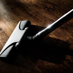 Vždy podlahy vysajte nebo alespoň zameťte předtím, než je začnete vytírat.