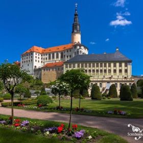 Zámek se tyčí na skále nad cestou údolím říčky Müglitz.