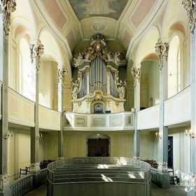 Prohlídky začínají 15minutovým varhanním koncertem v zámecké kapli.