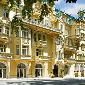 Architektonický klenot s krásným historickým exteriérem zdobí centrum města od roku 1906, kdy byl dokončen