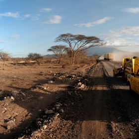 Asfaltové silnice v poušti nehledejte