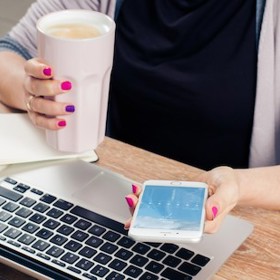 Vzhledem k tomu, že jsou workoholici plně zaměstnáni svou prací, je zcela běžné, že podceňují i správnou výživu. Aby ušetřili čas, kupují si polotovary nebo jídla z prodejen rychlého občerstvení. Jejich stravování je nepravidelné, nárazové, jedí ve spěchu. K udržení energie se pak spoléhají na sladkosti, kávu či energetické nápoje.