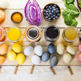 Malování vajíček přírodními surovinami
