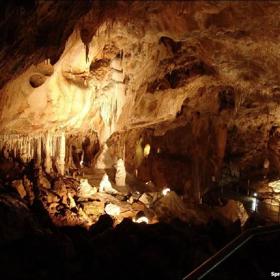 Impozantní jeskyně s překrásnou krápníkovou výzdobou ohromí dospělé i děti.