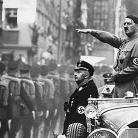 V císařském období pozdvihnutou pravici jako pozdrav používal také Napoleon Bonaparte, s nímž se Hitler také rád srovnával