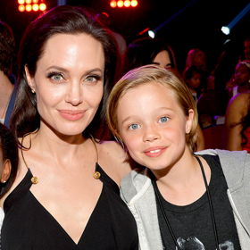 Angelina Jolie s dcerou Shiloh, která však chce být vychovávána jako John.