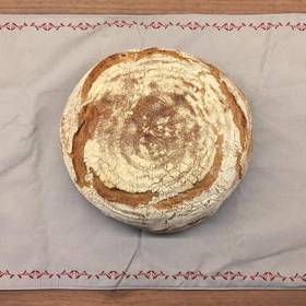 Klasický domácí kulatý chleba provoněl celou světnici.