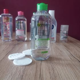 Micelární voda Garnier Skin Naturals pro smíšenou a citlivou pleť: Její osvěžující složení bez parfemace pomáhá regulovat přebytek kožního mazu bez vysušování pleti a účinné micely zachytávají všechny nečistoty. Pokožka je po jejím použití jemná, čistá, hydratovaná a na tamponek jí stačí nanést jen kapku.