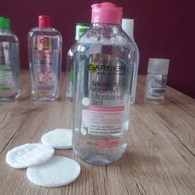 Micelární voda Garnier Skin Naturals pro citlivou pleť: Pleť vždy krásně vyčistí, nedráždí a neštípe, což je pro citlivou pleť důležité. Jediná nevýhoda je lehce lepivý pocit pokožky po aplikaci.