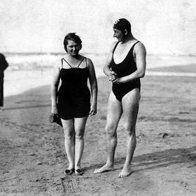 Vlasta Burian se svou manželkou Ninou u moře.