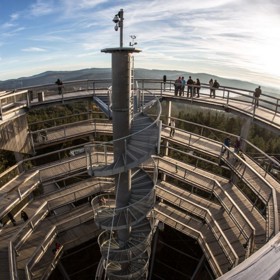 Stezka je zakončena 40 metrovou devítihrannou vyhlídkovou věží, která je unikátní svým vzhledem, a to nejen díky vzdušné architektonické formě, ale také bezbariérovým přístupem, typem a metodou výstavby