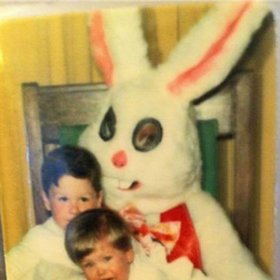 Tyhle děti mají ze stejdy zajíčka evidentně velkou radost.