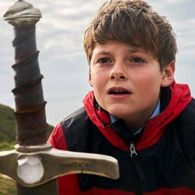 Chlapec, který z kamene vytáhne i meč krále Artuše.