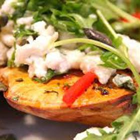 Pečené batáty s tvarohovým dipem a spoustou bylinek