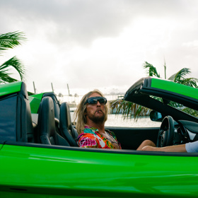 Hlavní hrdina je bohatý, sjetý a nic neřeší