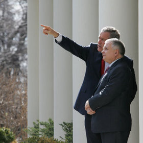 Lech Kaczyński  s prezidentem Georgem Bushem ml. před Bílým domem.
