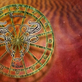 BÝK (21. 4. – 21. 5.): Býk se nerad zabývá svými pocity a emocemi. Pokud ho něco trápí, obvykle se s tím snaží vypořádat sám. Emoce před světem skrývá. To se samozřejmě dotýká jeho milované polovičky, od které odmítá pomocnou ruku.