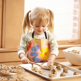 Děti se při pečení zabaví.