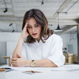 Zároveň je tím trvale zvýšena hladina cukru v krvi, takže vzrůstá riziko diabetu, rovněž tlak zůstane ve vysokých hodnotách. Kortizol dále působí na žaludeční kyselinu, stimuluje její produkci, čímž vede k překyselení žaludku a vzniku žaludečních vředů.