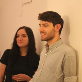 Říjnovou premiérou Krátkých rozhovorů s odpornými muži se na Zábradlí vrátí režisérsko-dramaturgický tandem Svozil – Kosová, který na zdejší scéně debutoval v roce 2017.