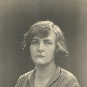 Doreen Warrinerová na portrétu z roku 1925.