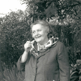 Doreen Warrinerová ve stáří na své zahrádce.