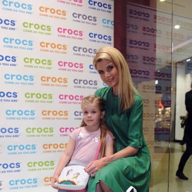 Moderátorka Iveta Vítová dorazila s dcerou, která momentálně miluje kabelky s jednorožci.