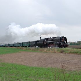 Z pražského smíchovského nádraží vyrazí přes Křivoklát, kde můžete navštívit tradiční velikonoční jarmark, Rakovník, až do Muzea Českých drah v Lužné u Rakovníka.