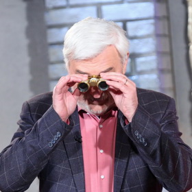 Jan Rosák se dívá do dalekohledu, který bude následně oceněn odborníkem