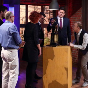 Potenciální zájemci se dívají na ohodnocený kousek