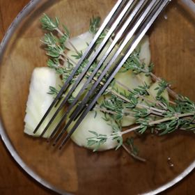 Cibule v kombinaci s tymiánem chutná skvělé