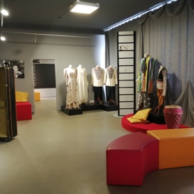 Zavzpomínejte na legendární komedie Oldřicha Lipského a podívejte se na kostýmy, které oblékaly herecké legendy.