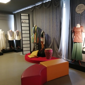 Zavzpomínejte na legendární komedie Oldřicha Lipského a podívejte se na kostýmy, které oblékaly herecké legendy.