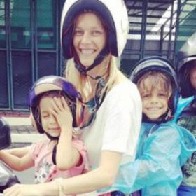 Helena jezdí se svými dětmi po světě. 