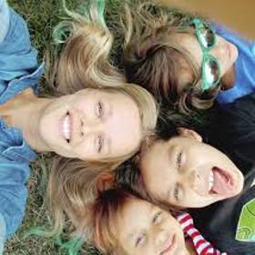 Helena Houdová a její děti, které nechodí do školy a učí se z přírody a cestování.