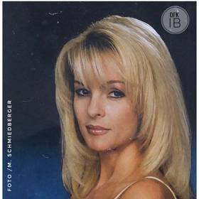 Měla o dva roky staršího bratra Lumíra a sestru-dvojče Ivanu. Její sestra, dvojče Ivana, je zpěvačka vystupující pod uměleckým jménem „Viana“