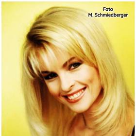 Její první úspěch na profesionální dráze ji potkal v roce 1983, kdy zvítězila v okresním kole pěvecké soutěže Talent v Novém Jičíně a postoupila do krajského kola v Třinci, kde obsadila druhé místo.